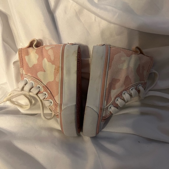 EUC Old Navy tennis shoes. Size 6-12 months. - Picture 5 of 10